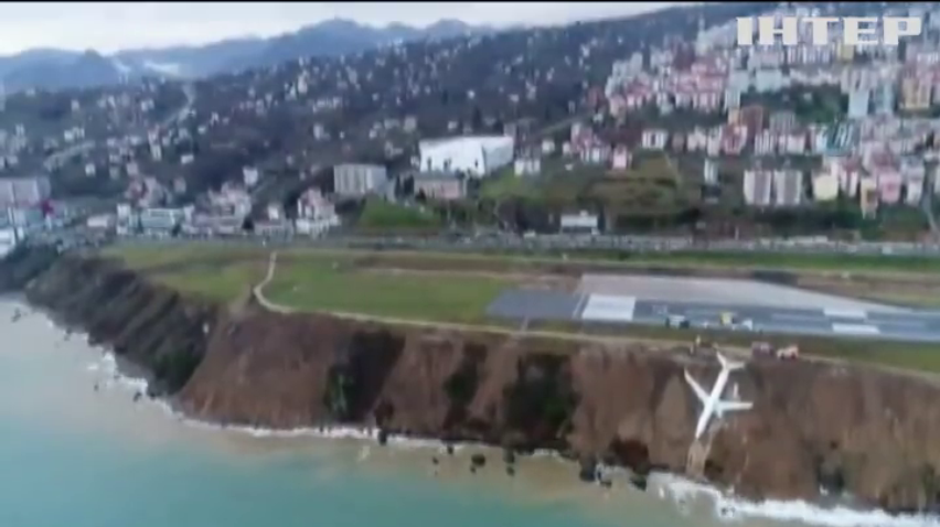 В Турции пассажирский самолет едва не рухнул в море (видео)
