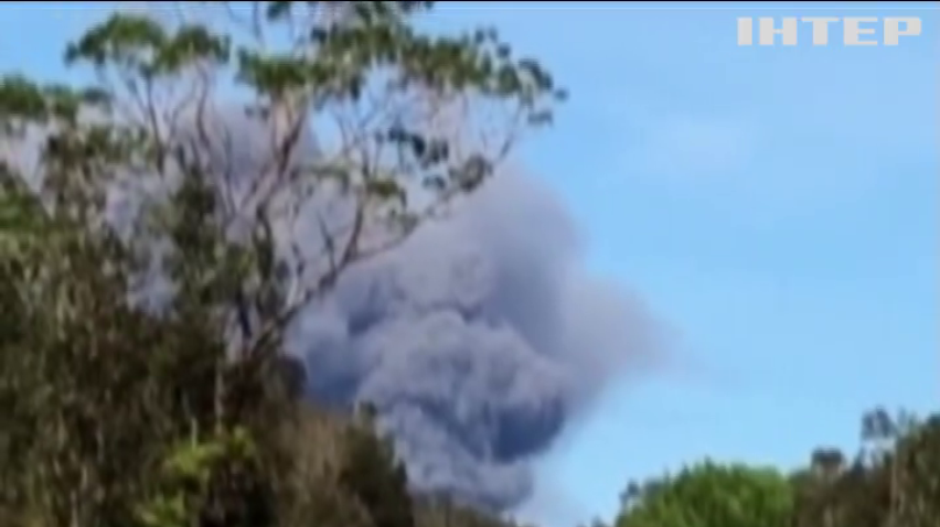 На Гаваях вулкан викидує у повітря розжарені камені (відео)