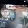 У Львові машина "швидкої" наїхала на матір із дитиною
