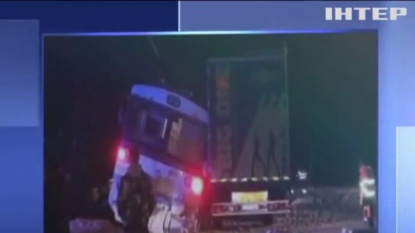 У Словаччині вантажівка "влетіла" під потяг