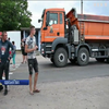 Порятунок доріг: жителі села на Одещині перекрили дорогу для вантажівок та вимагають допомоги від влади
