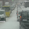 Скасовані авіарейси, аварії та військові на вулицях: в Україну прийшли потужні снігопади