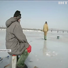 У Черкасах рибалки виходять на лід попри весняне тепло