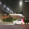 Інцидент в індійському аеропорту: під пішохідним мостом застряг літак