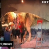 У Лондонському музеї до Рідзва вже переодягнули популярного в країні тиранозавра