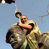 В захваченной союзниками Эн-Насирии сброшены с постаментов все памятники Саддаму