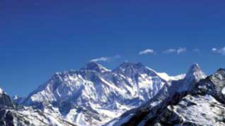 Альпинисты, восходившие на Эверест, оказались в снежном плену