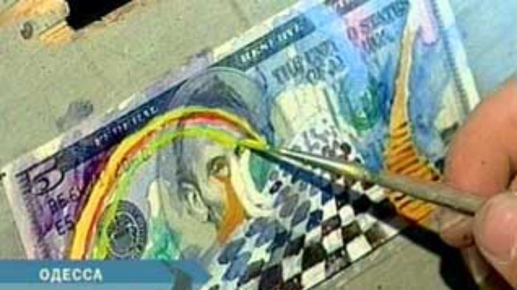Денежное хобби: одесский художник рисует картины на банкнотах