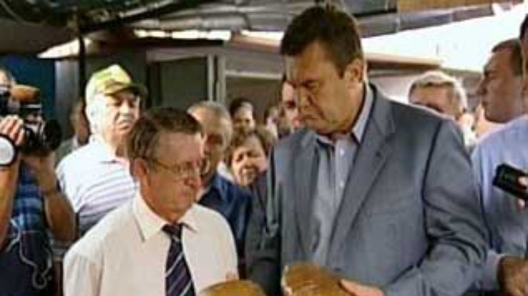 Янукович поручил местным органам власти обеспечить пекарни дешевой мукой