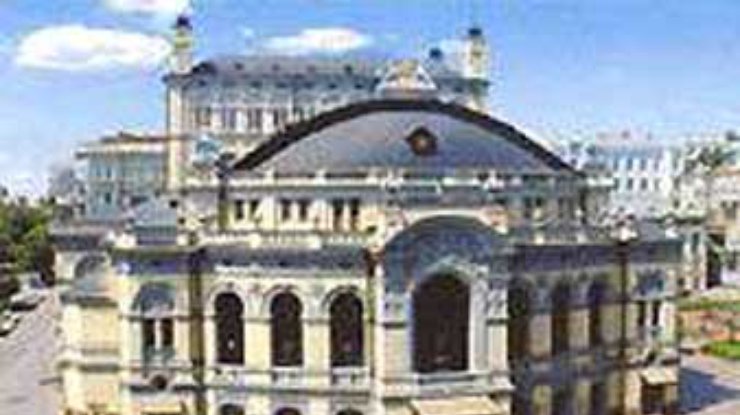 В Киеве горит здание Национальной оперы (дополнено в 18:52)