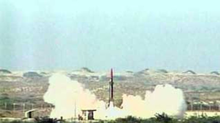 Пакистан провел испытания баллистической ракеты, способной нести ядерный заряд