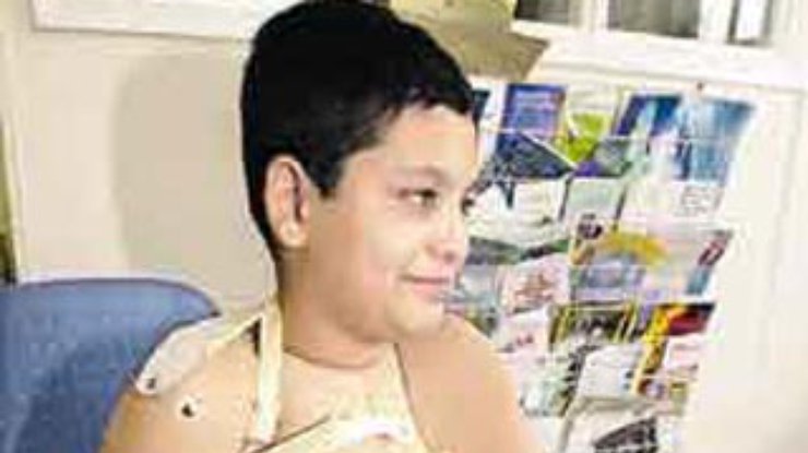 Иракский мальчик надеется, что сделавший его инвалидом и сиротой пилот сгорит заживо
