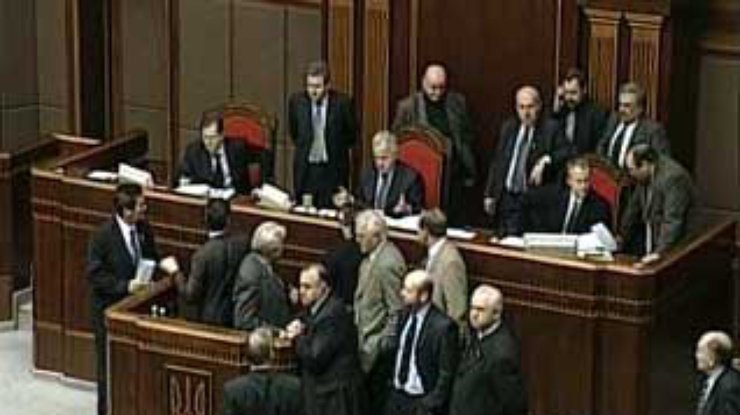 Депутаты от оппозиции блокируют парламентскую трибуну