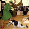 Королева Великобритании играет в футбол