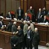 Парламентская трибуна заблокирована представителями оппозиции и большинства