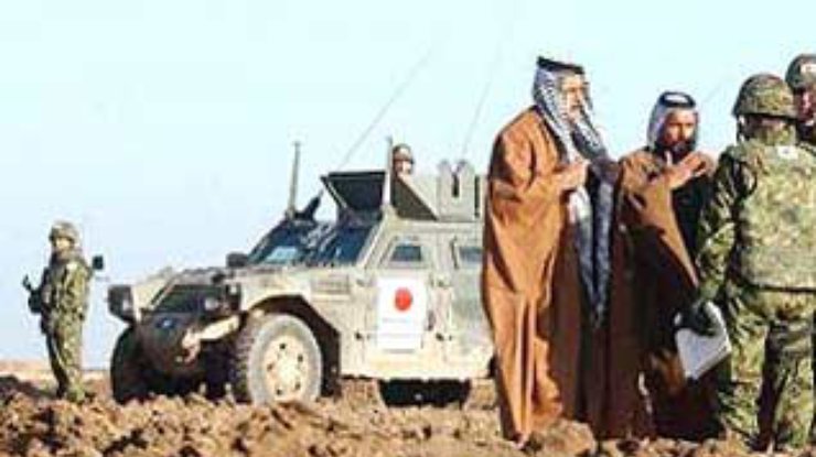 Японские войска угощают иракцев шашлыком