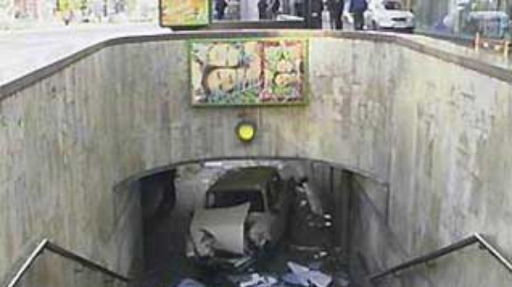 В Киеве в подземный переход влетел автомобиль