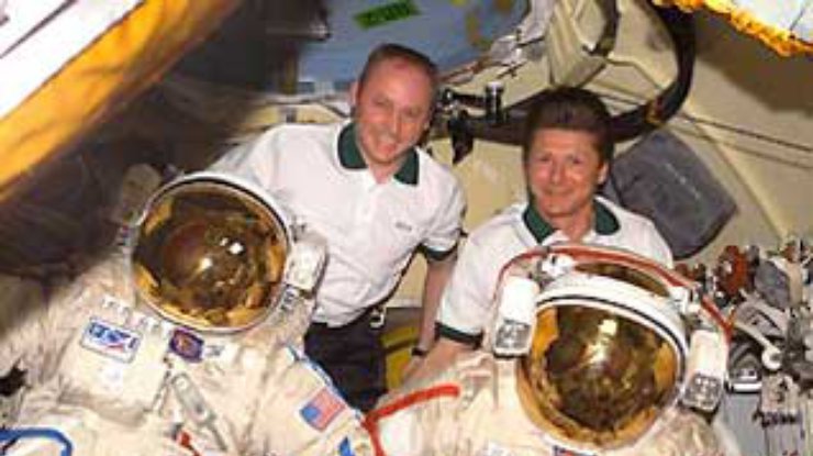 ЧП на МКС: во время выхода космонавтов в открытый космос упало давление в баллоне скафандра