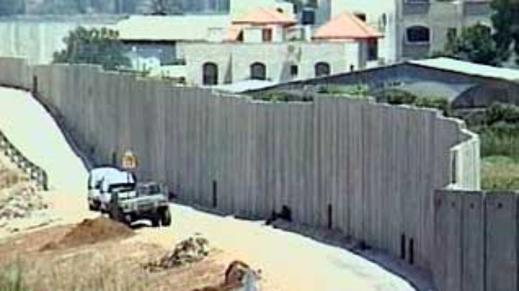 Израиль обязали изменить маршрут стены