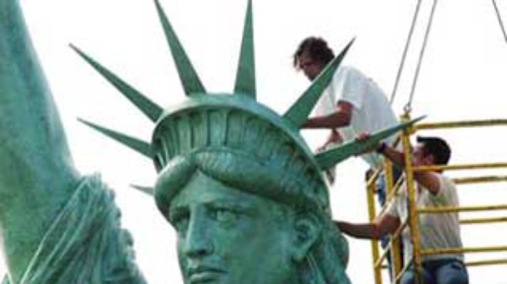 Во Франции установлена 12-метровая копия статуи Свободы