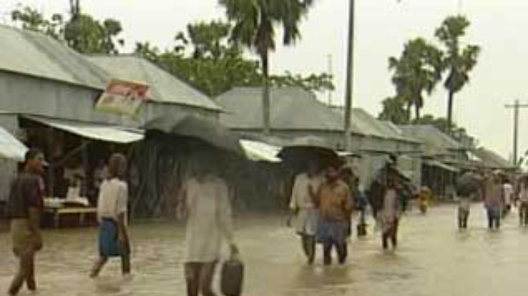 В результате муссонных ливней пострадали миллионы азиатов