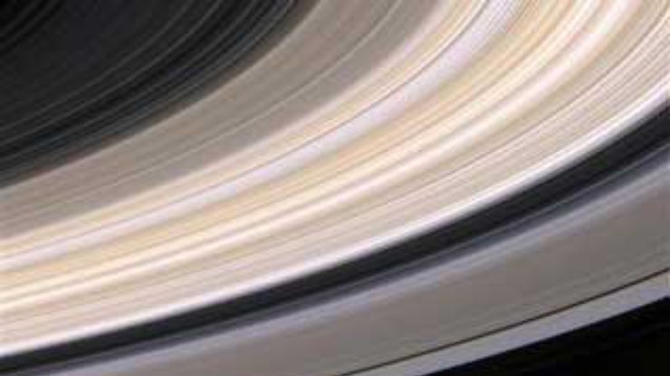 Cassini прислал цветные снимки колец Сатурна