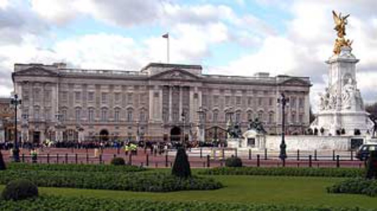 Королева Великобритании на два месяца открывает для подданных покои Букингемского дворца
