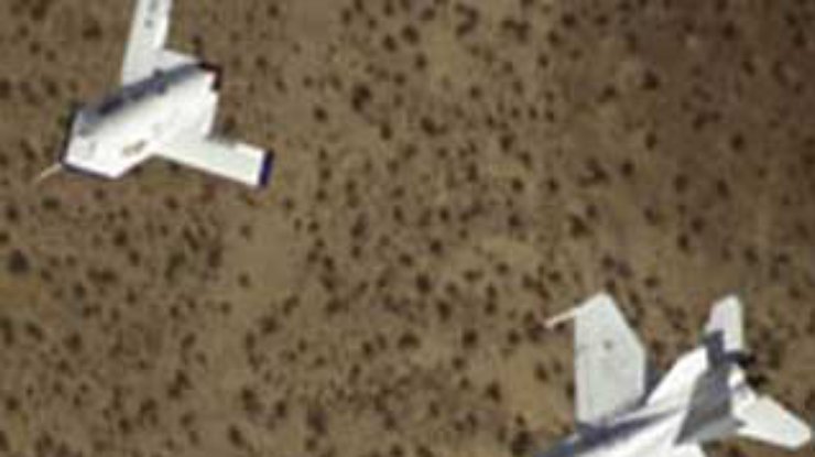 Два робота-бомбардировщика впервые полетали под контролем одного человека