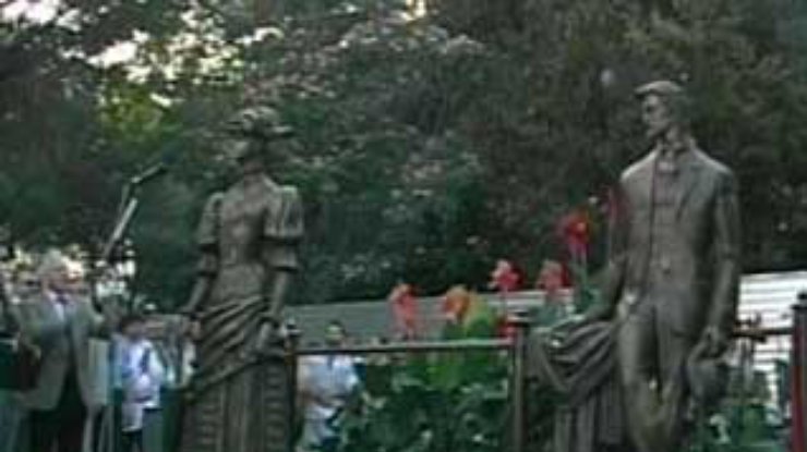 В Ялте открыт памятник чеховской даме с собачкой