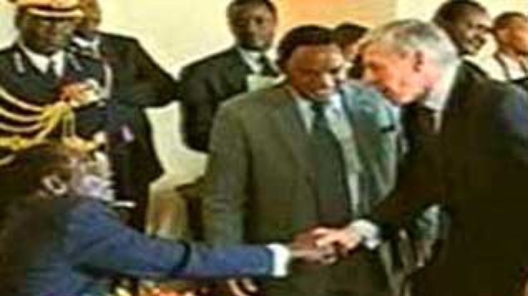 Джек Стро не заметил в темноте Мугабе и пожал ему руку