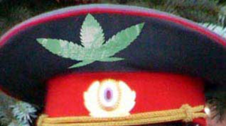 Московский милиционер курил отобранную у наркоманов марихуану