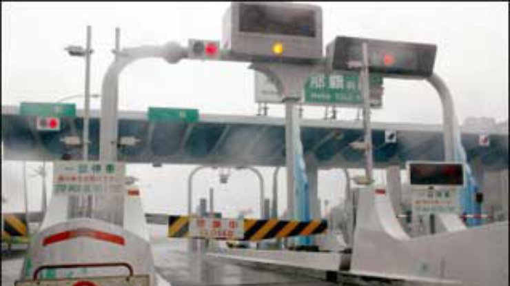 На юге Японии из-за тайфуна парализован общественный транспорт