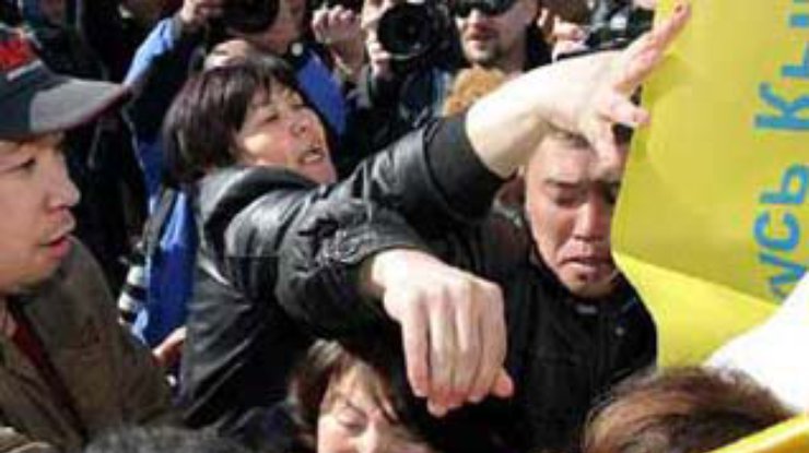 Спецподразделения МВД Киргизии выбили оппозиционеров из зданий обладминистраций