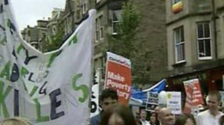 Более 100 тысяч антиглобалистов прошли маршем по Эдинбургу