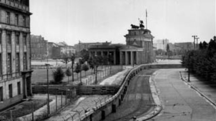 16 лет назад началось разрушение Берлинской стены