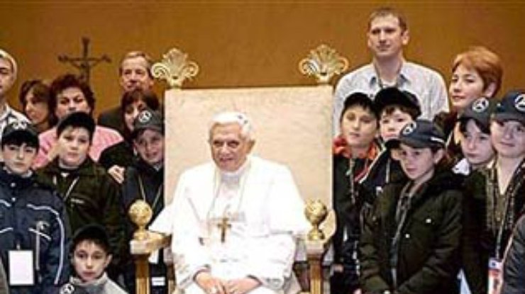 Папа Римский сфотографировался с бесланскими детьми