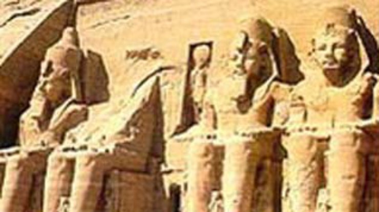 В Египте туристы увидели "улыбку" на лице статуи фараона Рамсеса II