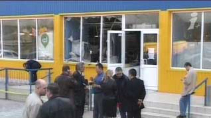 Четырнадцать человек ранены после взрывов в двух супермаркетах Харькова
