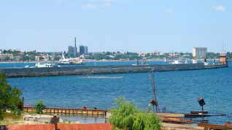 Пикетчики блокировали в порту Феодосии натовский корабль