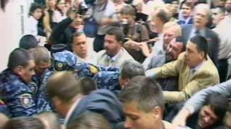 В Днепропетровске возбуждено уголовное дело по факту применения физической силы к депутатам