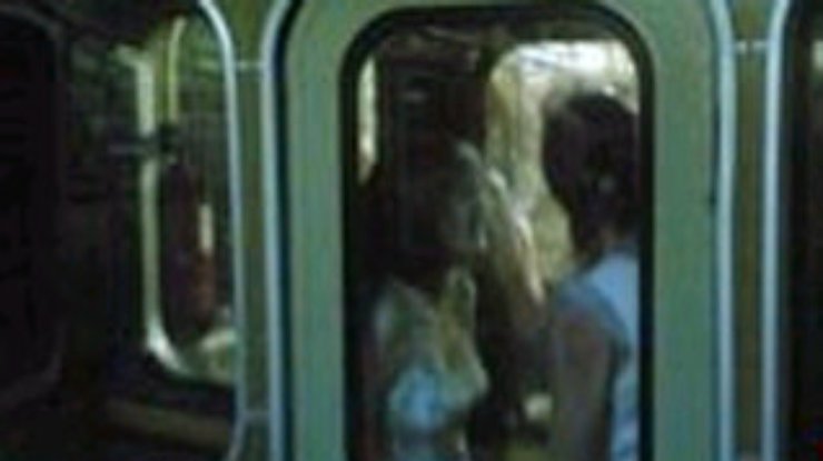 В киевском метро люди ездят между вагонами