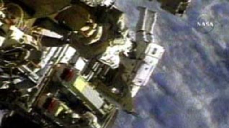 Улетевший болт не помешал астронавтам развернуть батареи