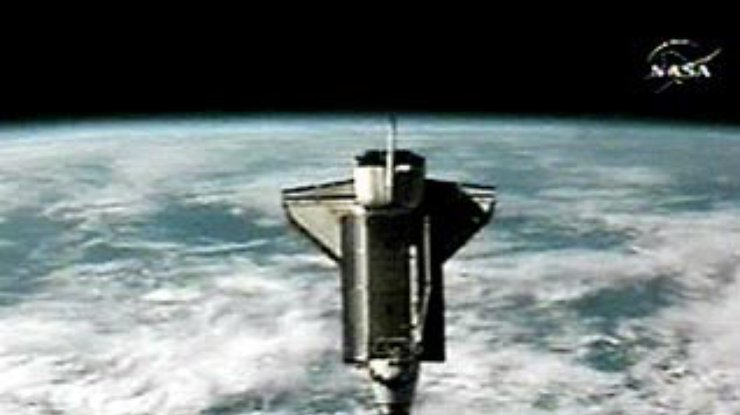 Atlantis остается на орбите: В NASA опасаются повторения катастрофы шаттла Columbia