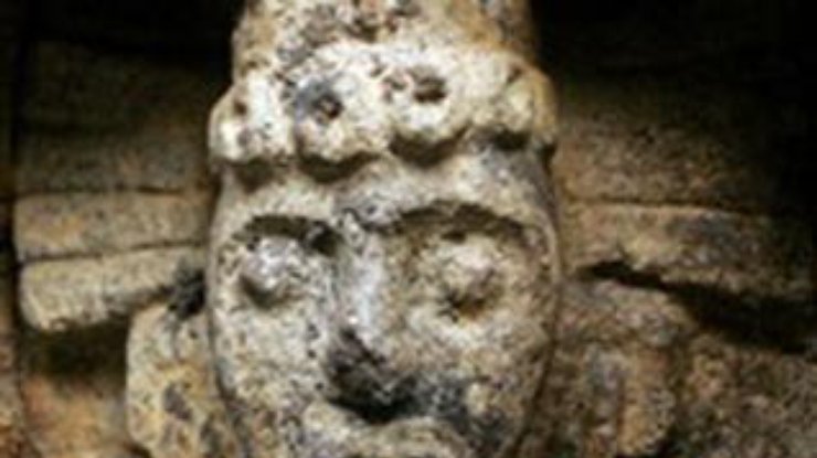 Серия каменных ацтекских истуканов найдена в Мехико
