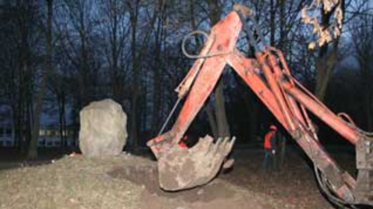 От СБУ требуют расследовать снос памятника УПА в Харькове