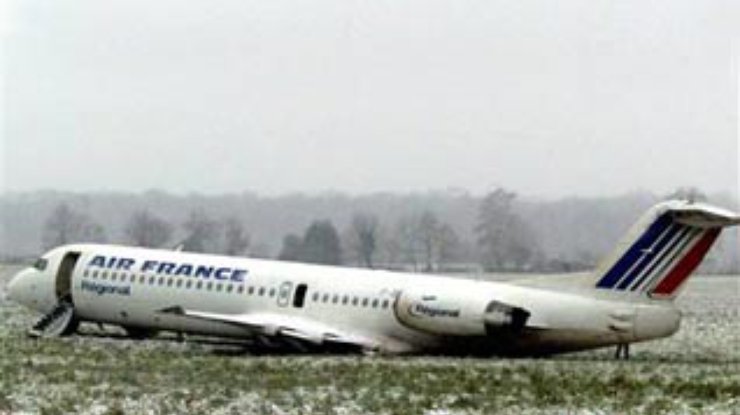 Во Франции самолет при взлете врезался в грузовик