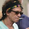 Гитарист Rolling Stones съел сигарету по завершении шоу в Лондоне