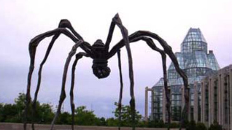 Скульптор посвятила десятиметрового паука своей матери