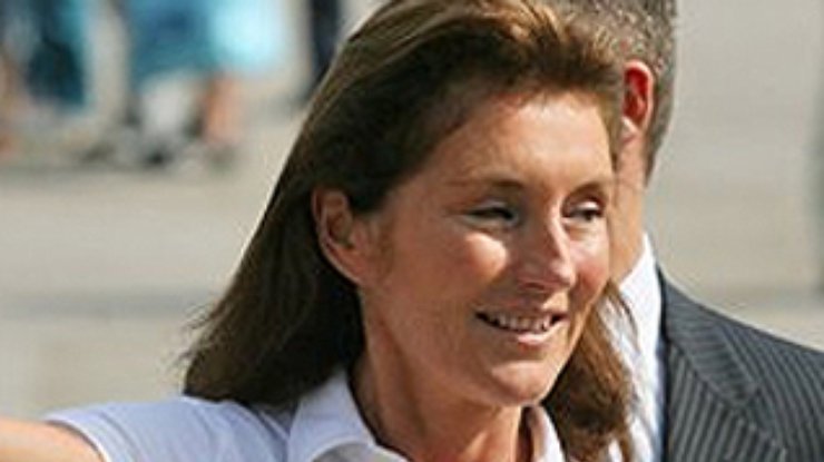 Госпоже Саркози неуютно в Елисейском дворце