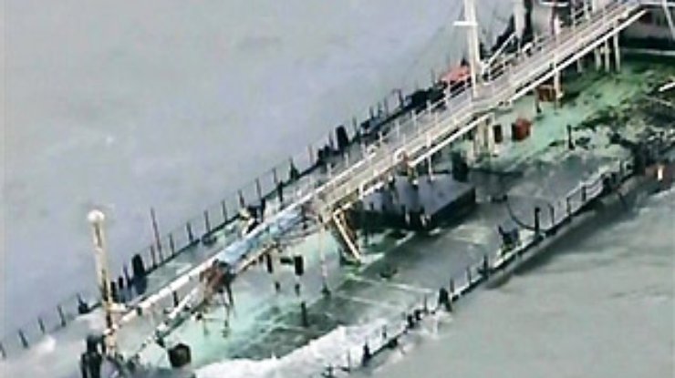 Керченский пролив: Нефтепродукты с одного из танкеров уже откачаны